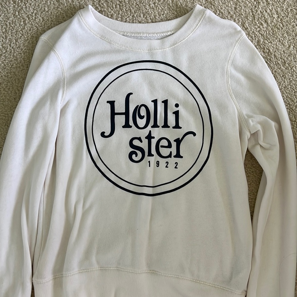 Hollister: Crewneck Sweater